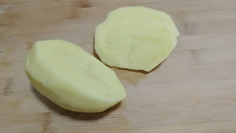 酥香三丝,取一个去皮的土豆,先切片,