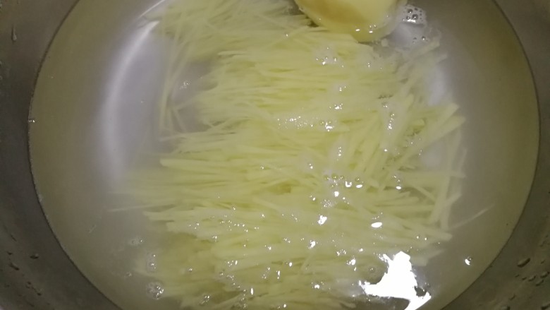 酥香三丝,切好的丝放在清水中。泡掉淀粉,要用清水清洗三次。