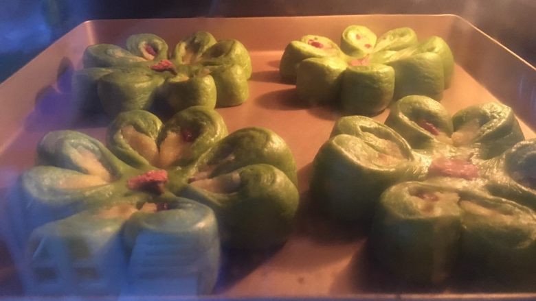#绿色美食#四叶草抹茶奶酥面包,烤箱预热170度,烤约20分钟