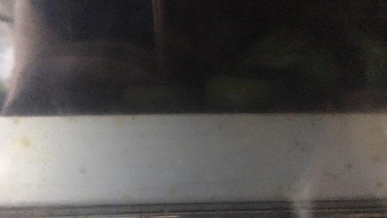 #绿色美食#四叶草抹茶奶酥面包,放烤箱进行二次发酵,并放入一碗开水