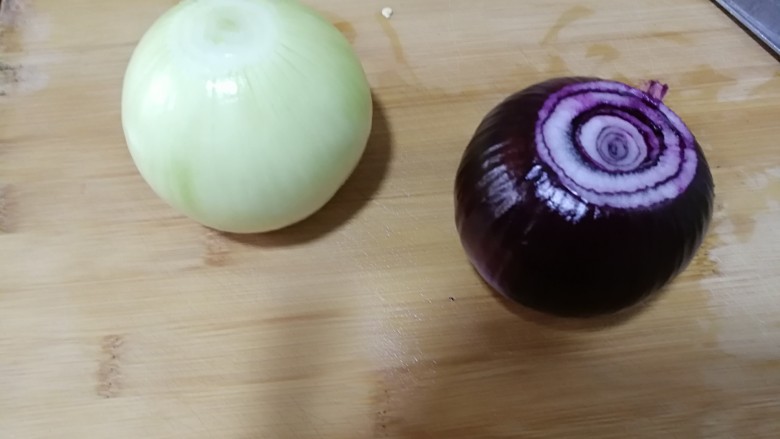 酥香三丝,这时,我们准备切洋葱。