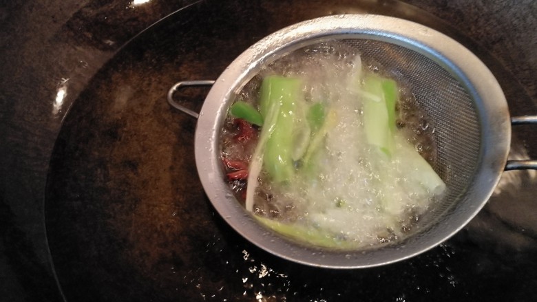 酥香三丝,这是用来增加油的香味的,葱炸至微糊,就行了。炸好后的油用来炸土丝豆会更香。