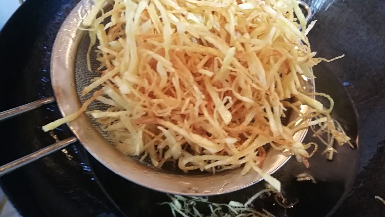 酥香三丝,土豆丝炸到酥脆,捞出。