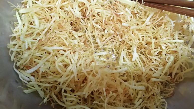 酥香三丝,全部炸好后,凉凉。