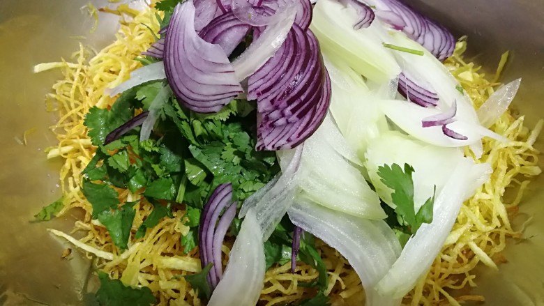 酥香三丝,再放入香菜,元葱。
