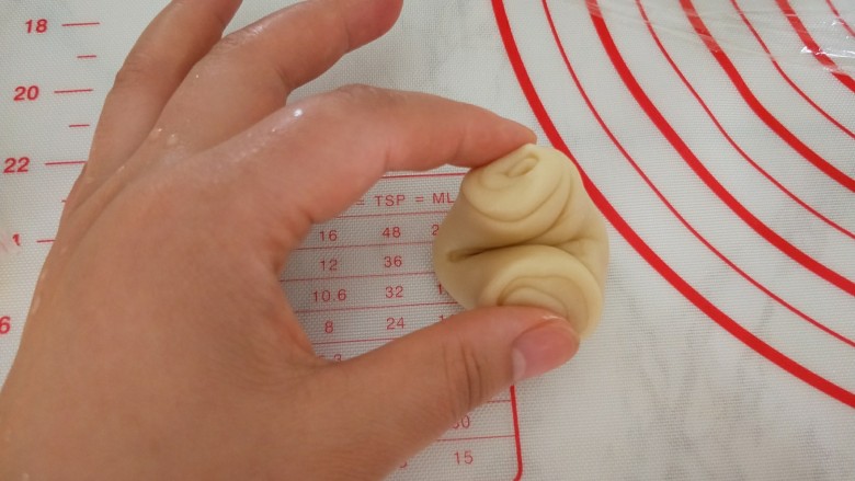 酥香的玫瑰花饼,两端往中间捏,压扁,用擀面杖擀成中厚四周薄的面皮
