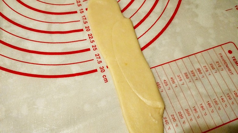 酥香的玫瑰花饼,然后再次擀开,卷起来,再静置15分钟