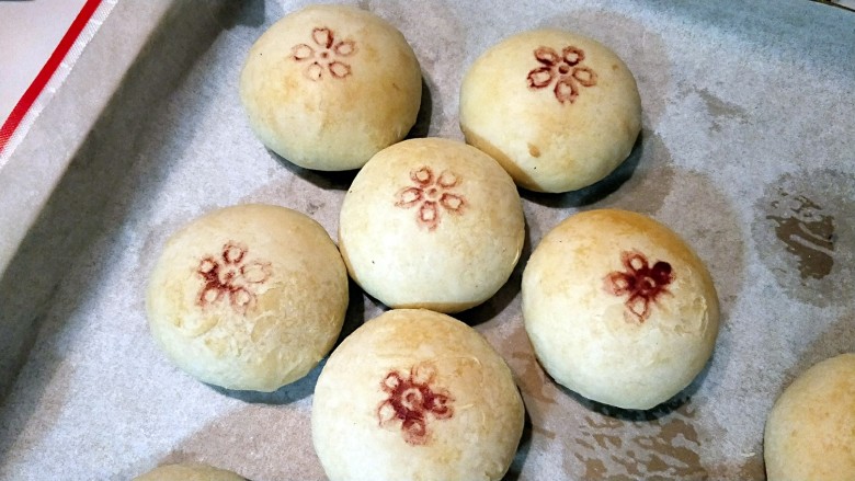 酥香的玫瑰花饼,烤好后取出放凉,如果不喜欢上色的,中途、要加盖锡纸