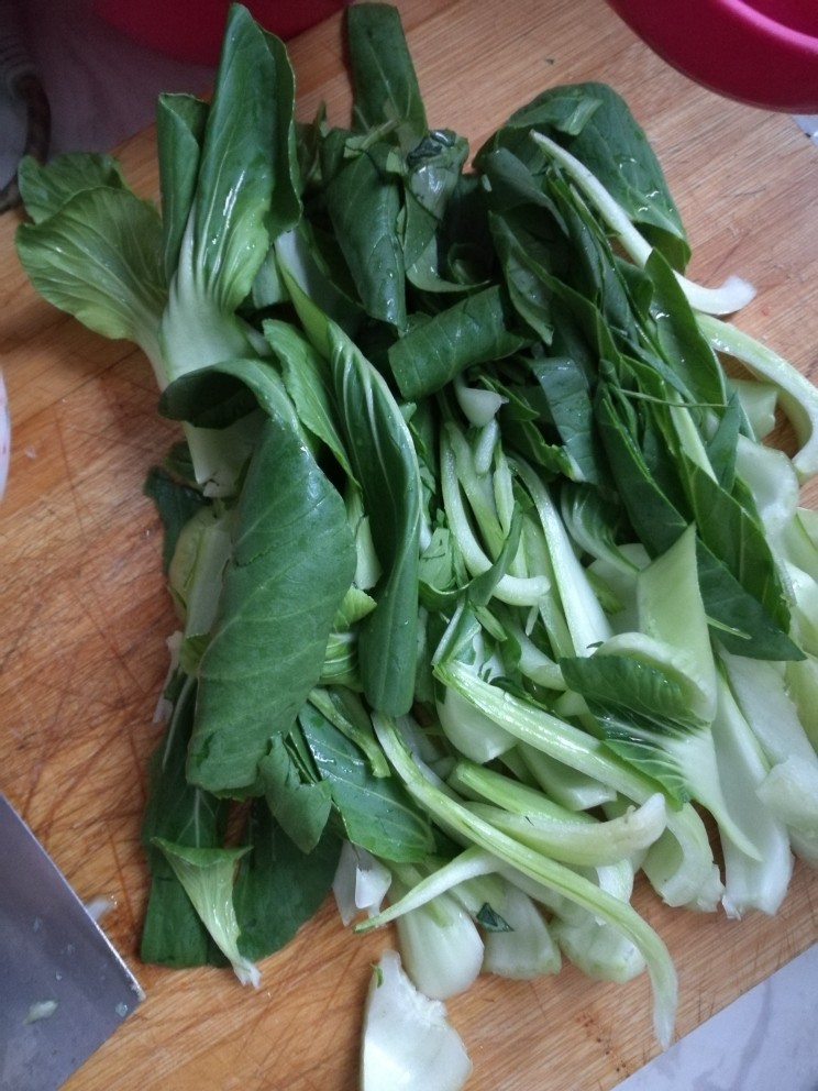 油菜鸡蛋炒面,<a style='color:red;display:inline-block;' href='/shicai/ 115'>油菜</a>洗净,纵向切两刀备用。葱姜蒜切碎,蒜最好多一点。