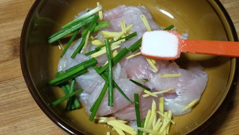 鲜椒嫩鱼片,加1勺盐,约5g