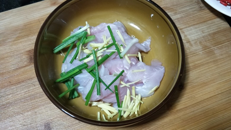鲜椒嫩鱼片,鱼片入碗,放姜丝,葱段