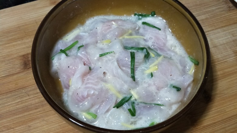 鲜椒嫩鱼片,用手抓匀,如果干就加点儿清水