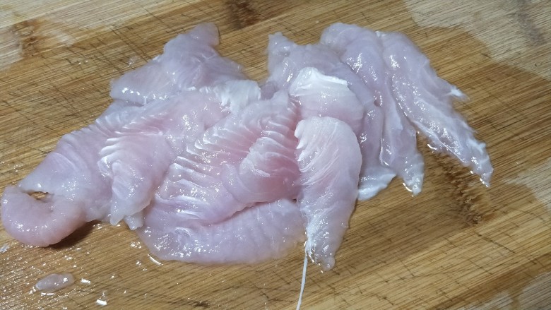 鲜椒嫩鱼片,刀斜45度片鱼片,约3~5毫米