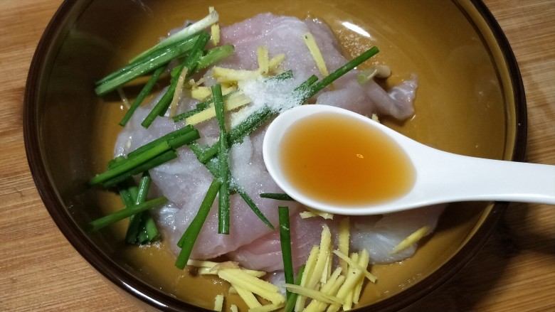 鲜椒嫩鱼片,1勺<a style='color:red;display:inline-block;' href='/shicai/ 718'>料酒</a>,我用黄酒代替了