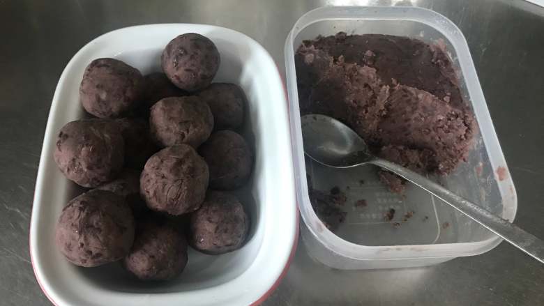 豆沙花花包,我一般是用发酵的时候来称重豆沙,不称重随意放也是可以的,不过我比较喜欢每个面包都一样的大小重量