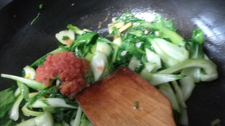 油菜鸡蛋炒面,加入<a style='color:red;display:inline-block;' href='/shicai/ 699'>番茄酱</a>,盐继续炒。