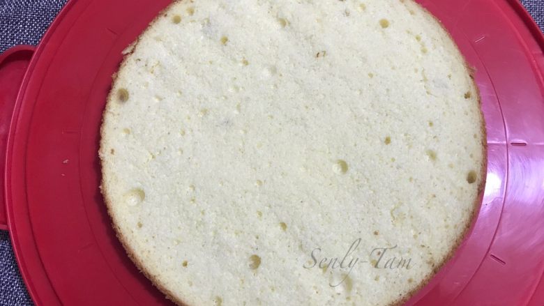 水果裸蛋糕,取一片蛋糕片放在底托上(这个戚风烤得不太好,凑合着看吧)