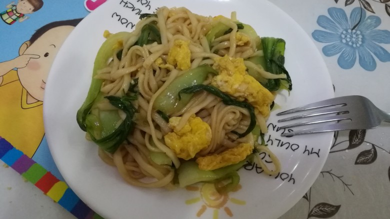 油菜鸡蛋炒面,我只盛了一盘,还有好多,足够两三个人吃。
