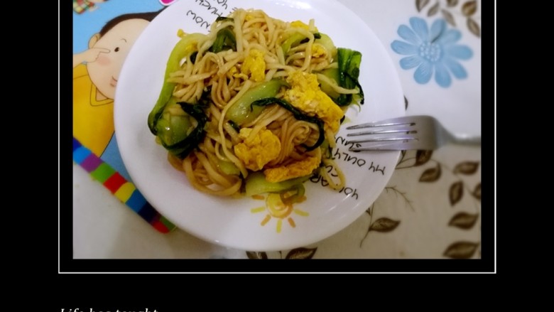 油菜鸡蛋炒面,味道不错😊,番茄酱是画龙点睛之笔哦,我用的自己做的番茄酱。