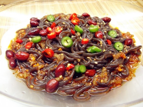 黯然酸辣蕨根粉,7.将调好的凉拌汁浇入,最后加入青红椒圈,油炸花生米,拌匀即可。