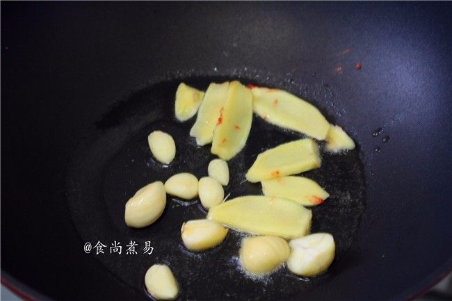 鹌鹑蛋烧猪手,热锅倒油,下蒜瓣和姜片煸香