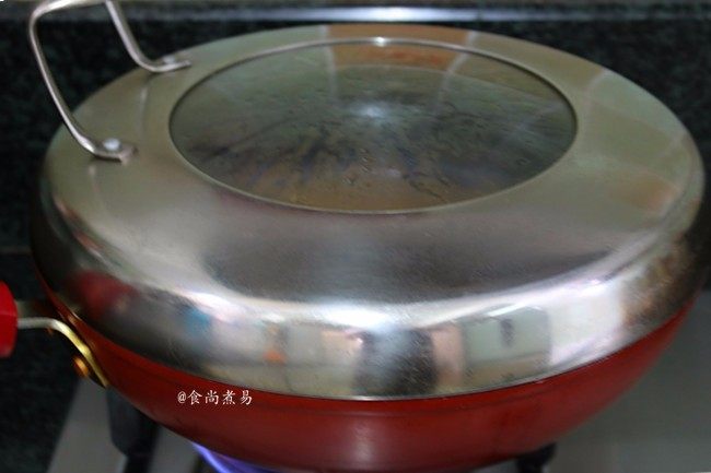 鹌鹑蛋烧猪手,拌匀后遮上锅盖,大火焖煮30分钟