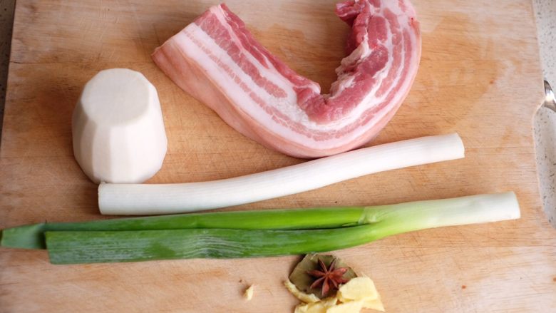 【再添一碗饭】の炖肉盖饭,如图,准备好所有材料