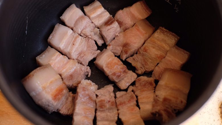 【再添一碗饭】の炖肉盖饭,把肉挑出来,平均铺在电饭煲的底部