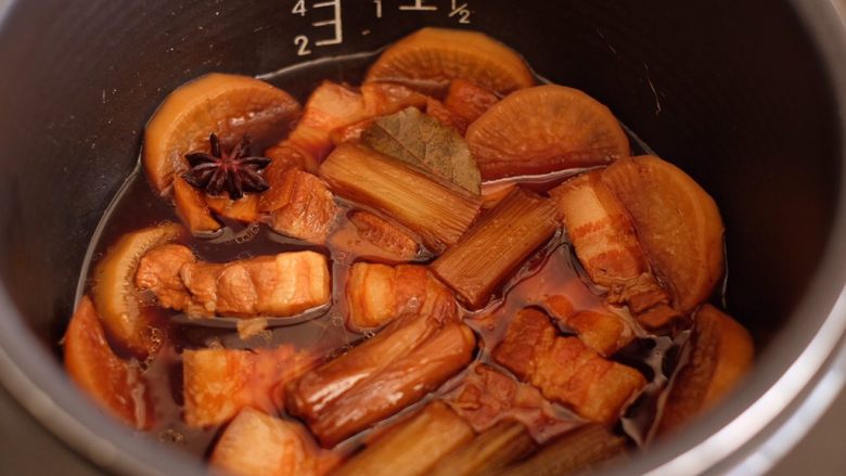 【再添一碗饭】の炖肉盖饭,一个小时后,尝味适当加些盐,再炖半个小时