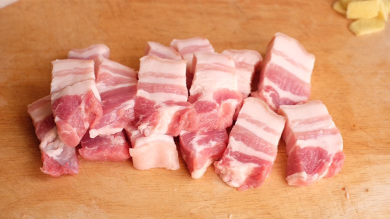 【再添一碗饭】の炖肉盖饭,五花肉洗净,切成麻将大小的方块