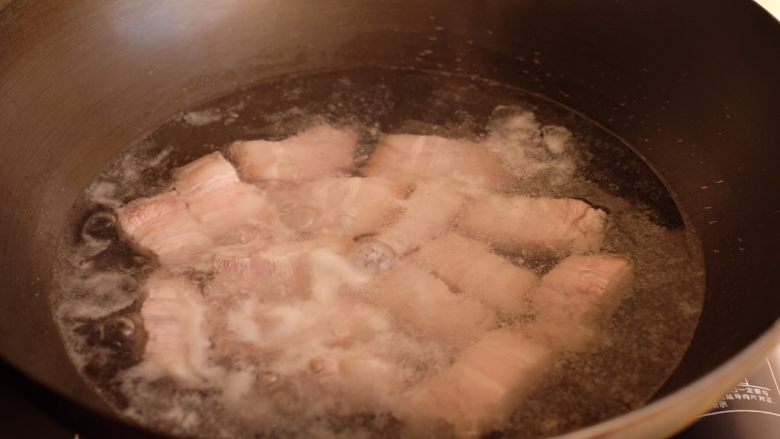 【再添一碗饭】の炖肉盖饭,放入沸水中过一下,这样可以达到去腥的效果