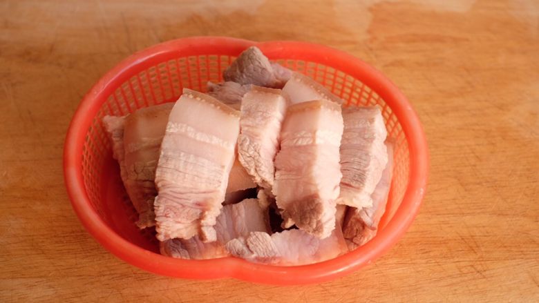 【再添一碗饭】の炖肉盖饭,捞出,在水龙头下冲洗一遍,沥干水分备用