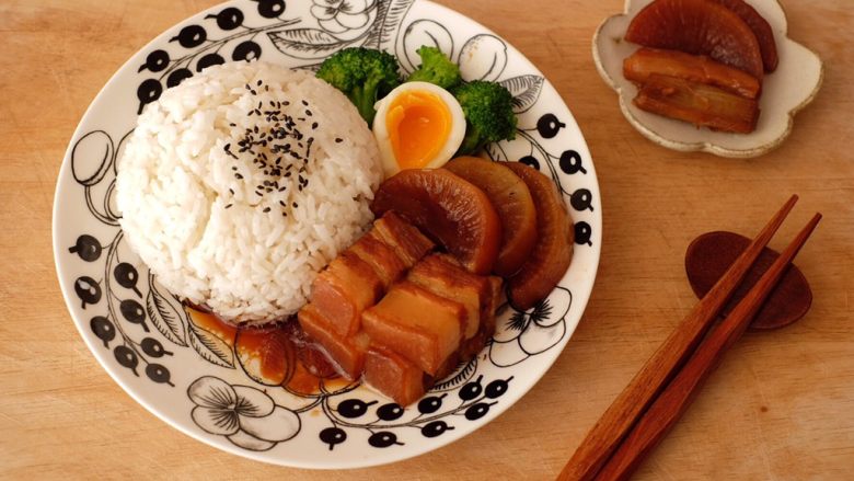 【再添一碗饭】の炖肉盖饭,打个米饭,配个溏心蛋,再加点蔬菜,开吃吧😋