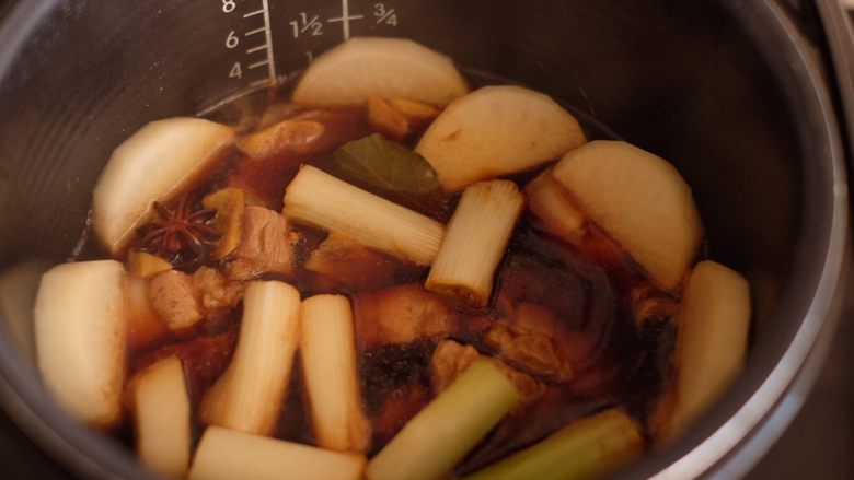 【再添一碗饭】の炖肉盖饭,放入电饭煲中,切换到煮粥的档位炖一个半小时(上图是汤刚煮开的时候,盖上盖,静静地等待吧)