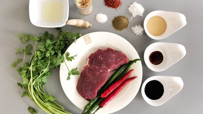 孜然牙签牛肉,将上述材料准备齐全,牙签不要忘记啦,左上角为食用油,右侧依次为<a style='color:red;display:inline-block;' href='/shicai/ 718'>料酒</a>,耗油,老抽;