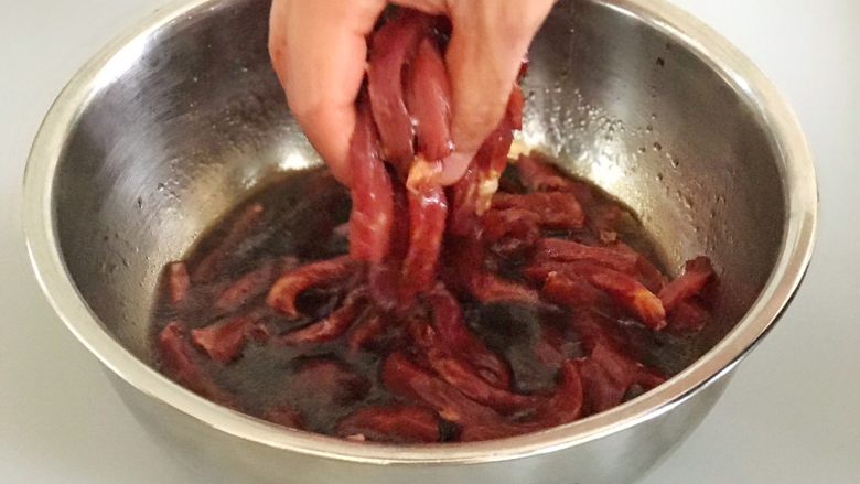 孜然牙签牛肉,反复揉搓让肉吃水,使口感更嫩,然后腌制牛里脊肉至少一小时;