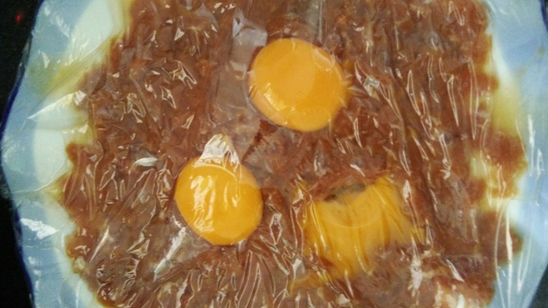 肉沫蒸蛋,肉沫铺在盘子上,把蛋像这样放