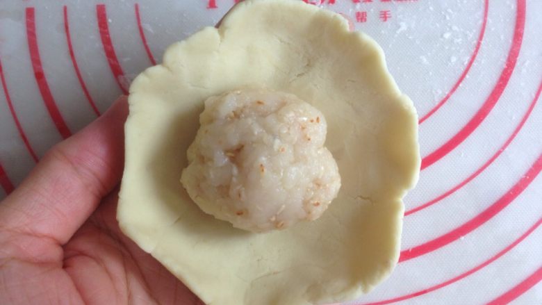红薯糯米饼,红薯面团压成圆形,放入馅料