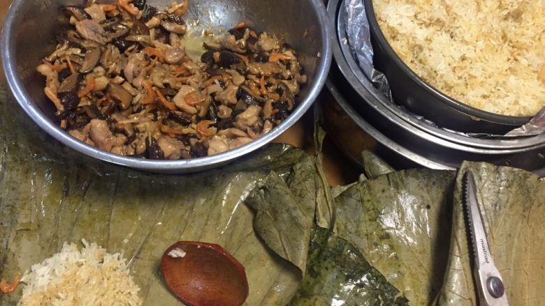 超级料足糯米鸡,把一张荷叶剪成四块,先放入糯米饭.