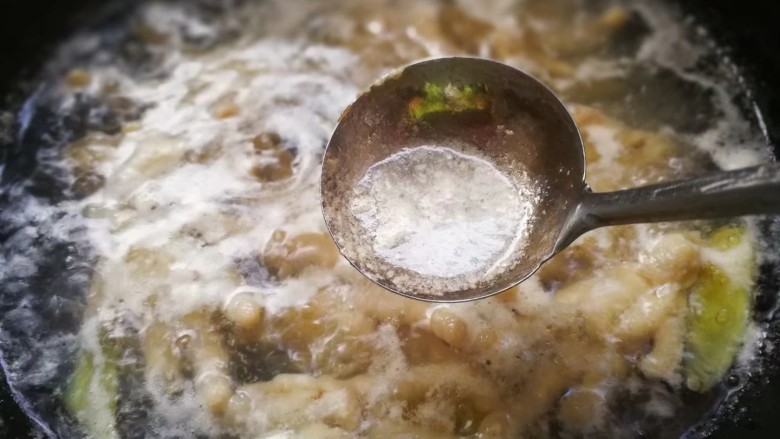 柠香泡椒凤爪,撇去浮沫,大火煮10分钟左右就熟了,不要煮太久否则鸡皮容易煮烂。