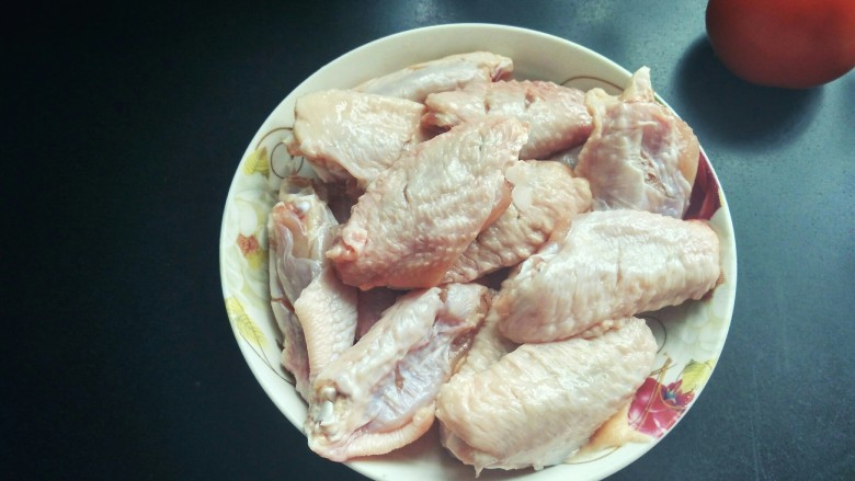 孜然鸡翅,<a style='color:red;display:inline-block;' href='/shicai/ 4983'>鸡翅中</a>洗净,用刀在鸡翅上划几刀,放入适量的盐,腌制2--4小时。