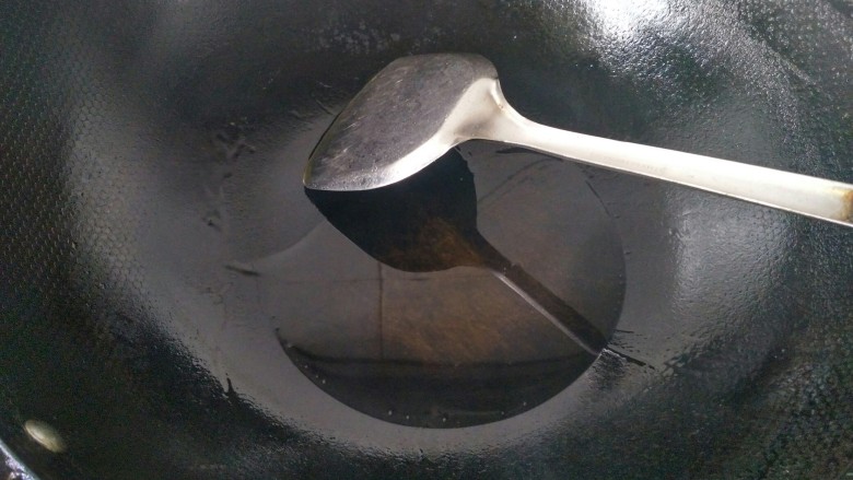 孜然鸡翅,锅内放适量的油,烧热