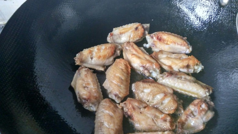 孜然鸡翅,翻面,两面煎黄