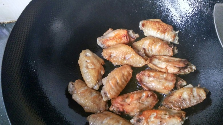 孜然鸡翅,再翻面,两面煎至酥脆,注意火候,不要煎糊了