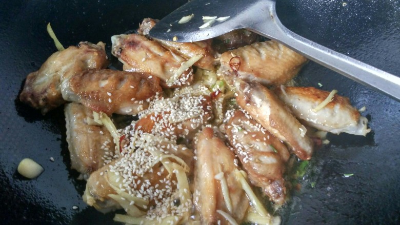 孜然鸡翅,放入一勺生芝麻(家里只有生芝麻),翻炒,已经香气四溢了。