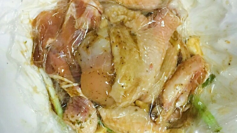 烤松花蛋鸡腿卷,用手揉一揉袋子,尽量把空气挤出来,放进冰箱里冷藏两小时