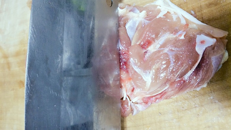 烤松花蛋鸡腿卷,用刀背在鸡肉上多砸几下,让鸡肉松散以便入味