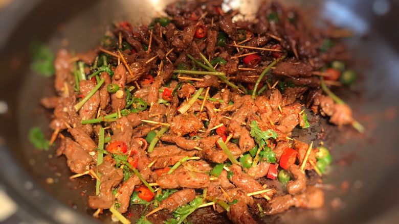 孜然牙签牛肉,最后一步加入干辣椒碎,<a style='color:red;display:inline-block;' href='/shicai/ 146542'>孜然粉</a>,翻炒均匀即可出锅,辣椒碎起辣的,不能吃辣的朋友可以少放一些;