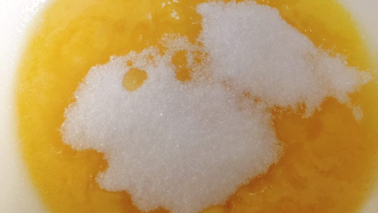 梦幻星空蛋糕,加入55克的细砂糖,用蛋抽搅拌均匀。