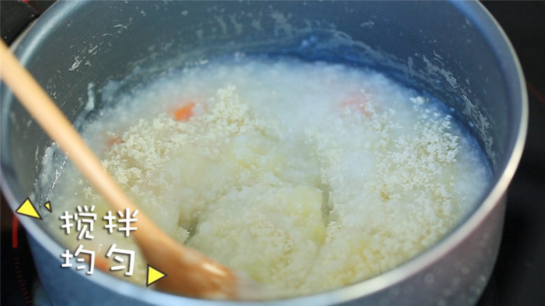 胡萝卜土豆鸡肉粥,鸡肉加入米粥中,再煮5分钟就可以了。
ps:妈妈们要边煮边搅拌哦,以免糊锅。